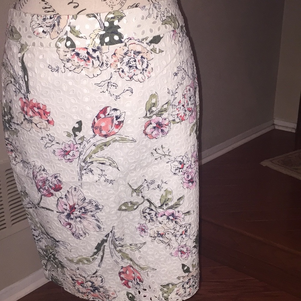 Ann Taylor beautiful print skirt size 2 worn once